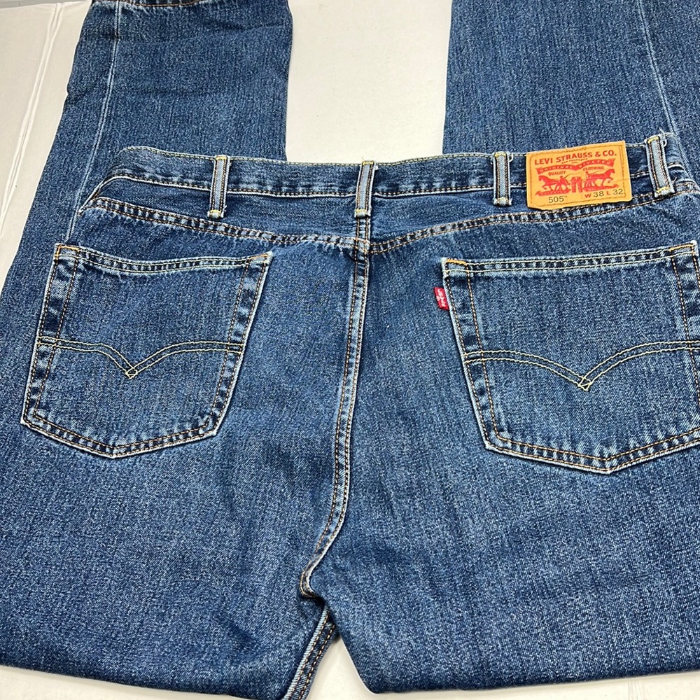 Levi’s 505 Men Dark Blue Denim Jeans Pocket and Belt Loop Styling Size 38